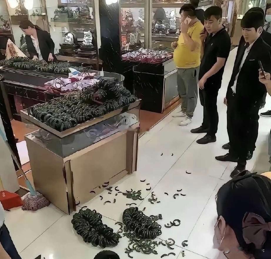 黄金有价、玉无价，这是谁的杰作，估计要赔的破产了。
我们可以看到满地都是玉手镯，