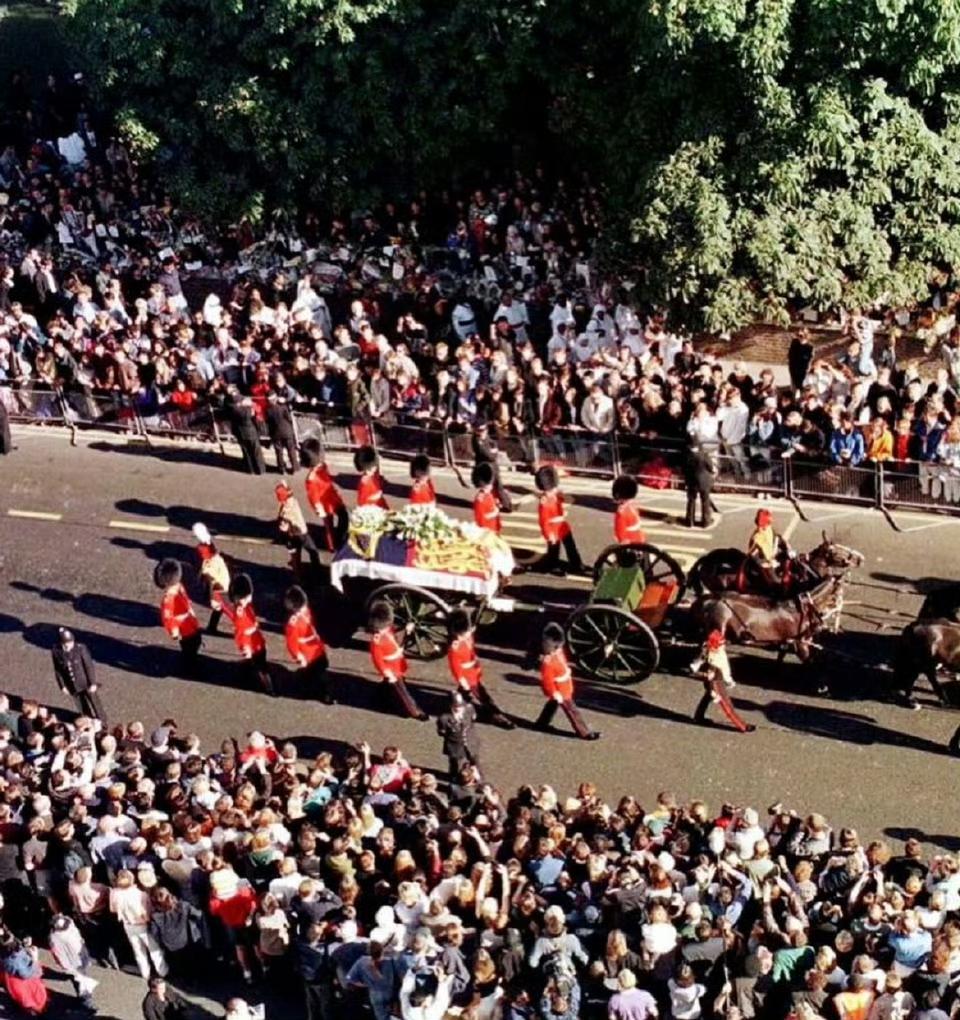 1997年9月6日，戴安娜王妃葬礼。
1997年8月31日凌晨，戴安娜王妃在巴黎