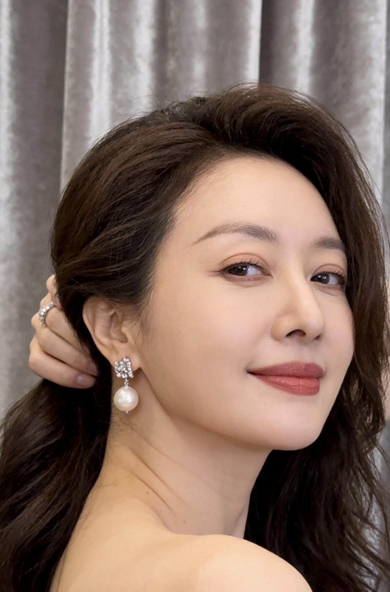 珠光映笑靥，玉簪映芳华。