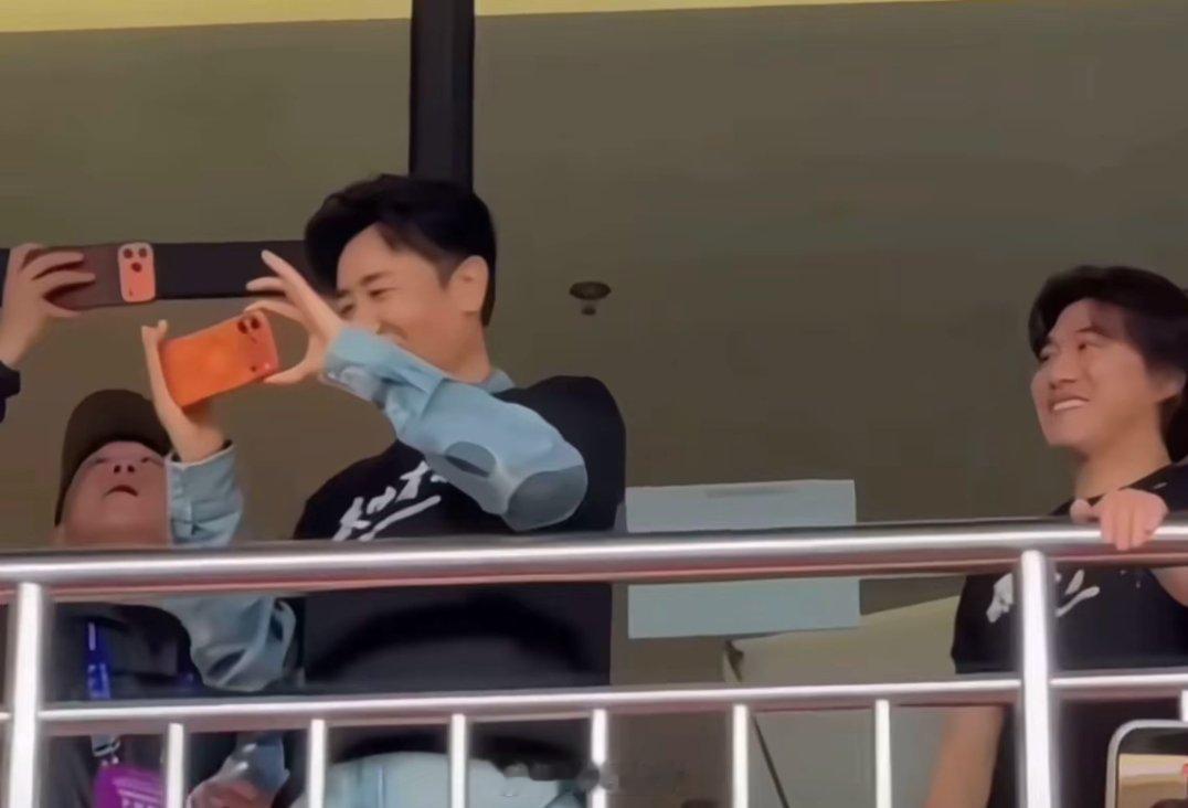 看到有很多人在讨论于和伟用iPhone这事。我觉得这没毛病啊，本身人家也只没有代