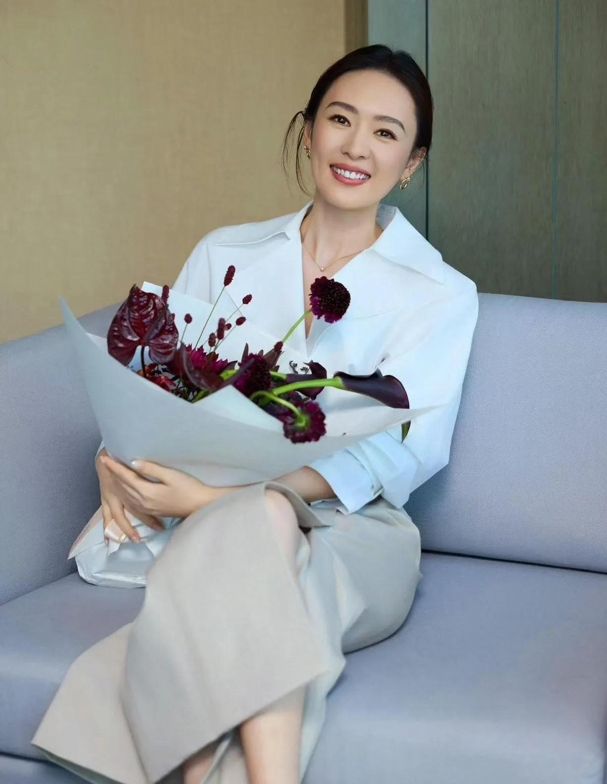 童瑶这状态，是岁月沉淀的温柔✨
 
一件松弛感白衬衫，一条垂坠感开叉裙，她就这么