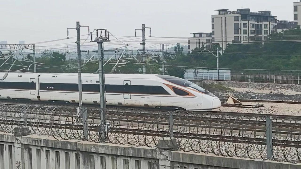 火车上的王炸体验！本以为金凤凰进站平淡无奇，谁料到最后来了个王炸，龙凤呈祥跨越徐