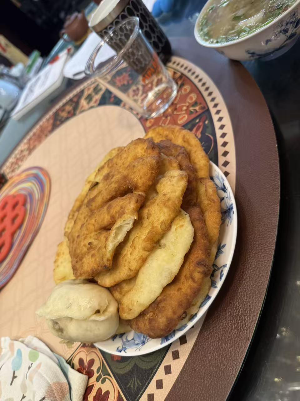 我把做油条的方法告诉亲家了。
这两次做的油条，我很满意，已经有十多个人吃过，口碑