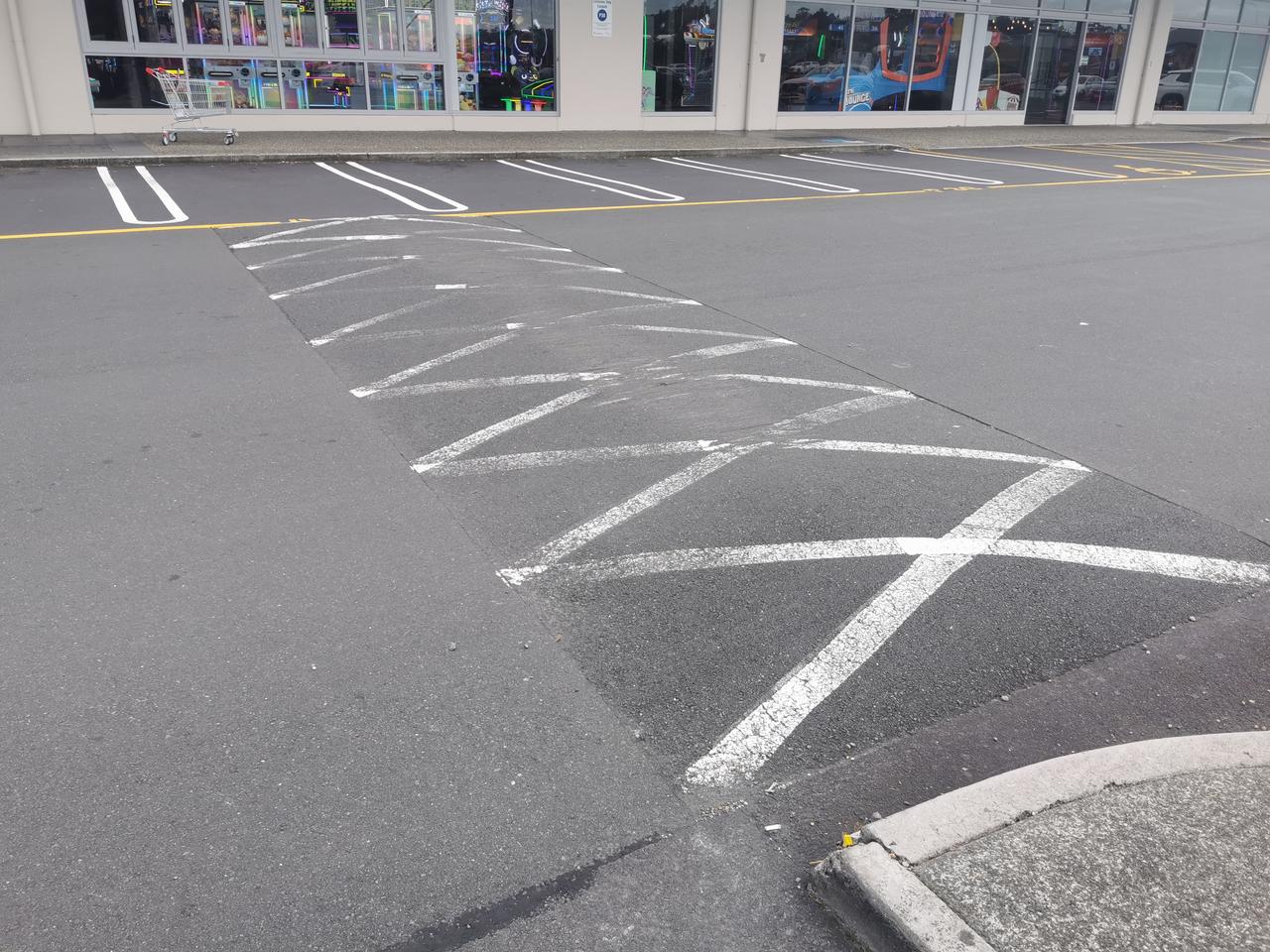 人行道设立的人性化减速带值得我们学习！
    我在奥克兰旅行的时候，发现他们的