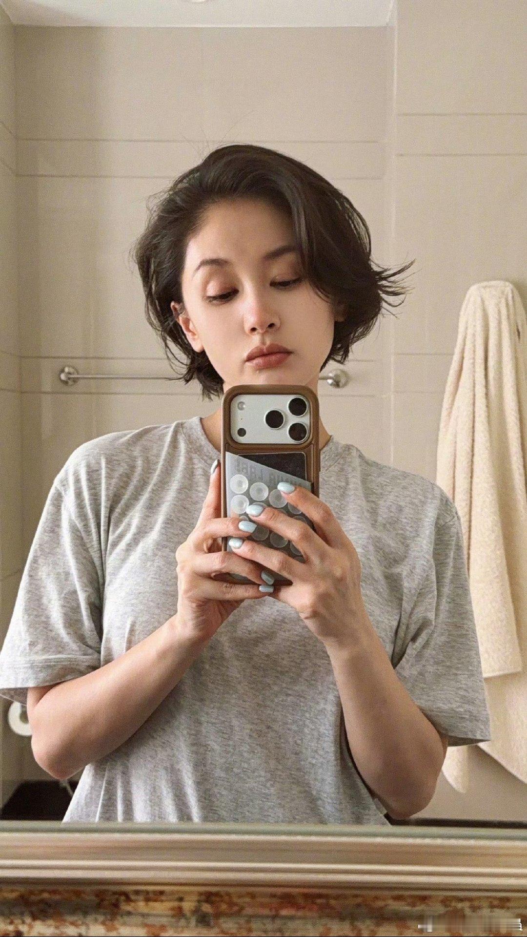 王子文剪短发了39岁王子文状态王子文剪短发了，以前总看她长发造型，现在短发解锁全