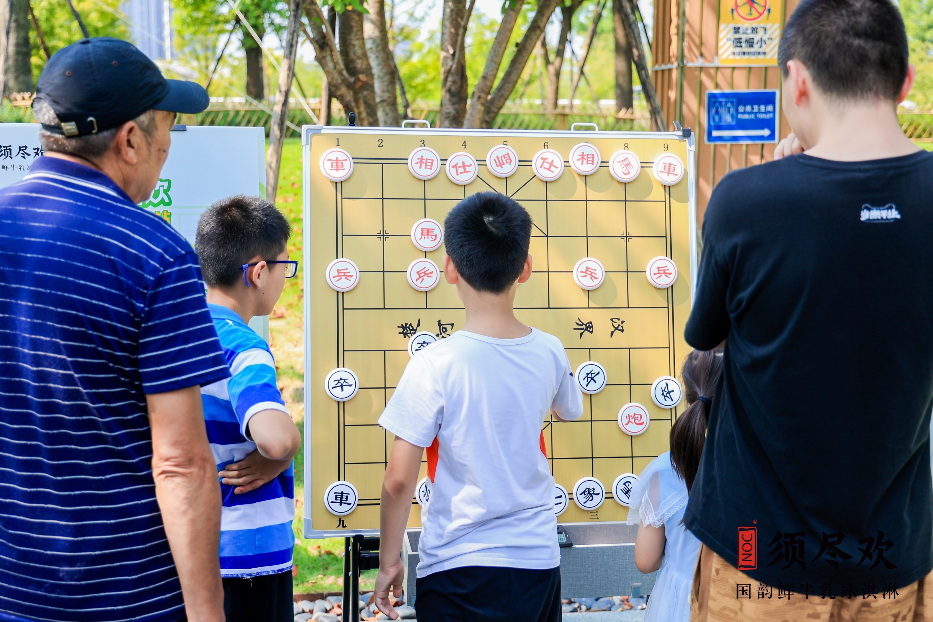 杭州人有自己的“狮子林桥跳水队”！9月9日，杭州亚运会官方指定冰淇淋在街头发起了