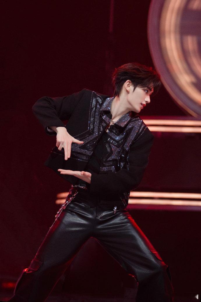 丁程鑫皮裤好涩！闪钻 allblack 热舞杀，好六剧照直接封神 