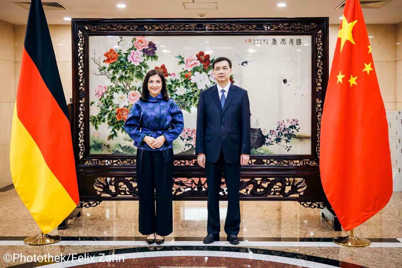 抵达北京后，德国经济和能源部长卡特琳娜·赖希今天上午分别同中国商务部部长王文涛和