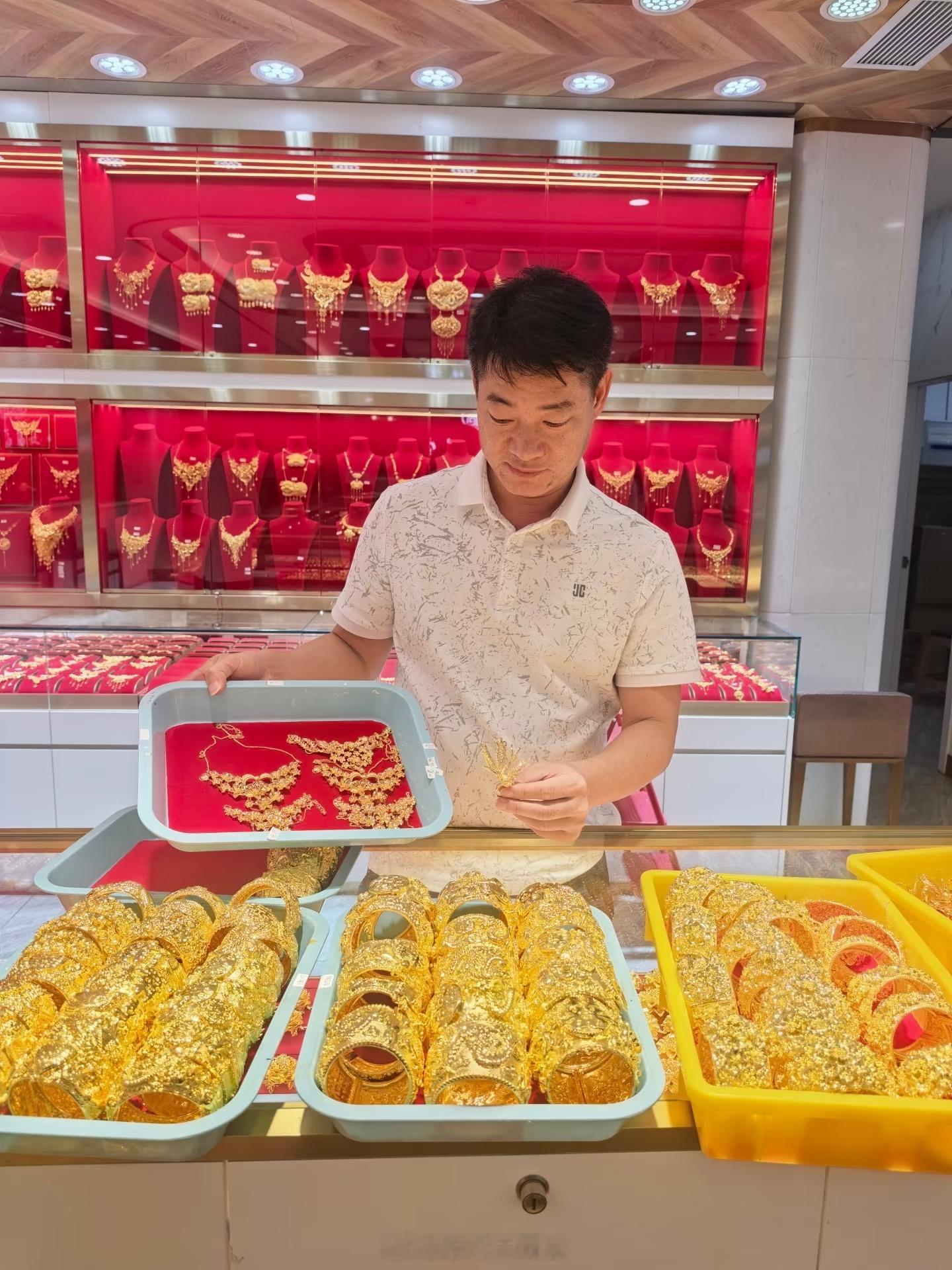 金价下跌金店忙疯了以前大家都是金价涨的时候买，现在大家都在等跌的时候买，还指望金