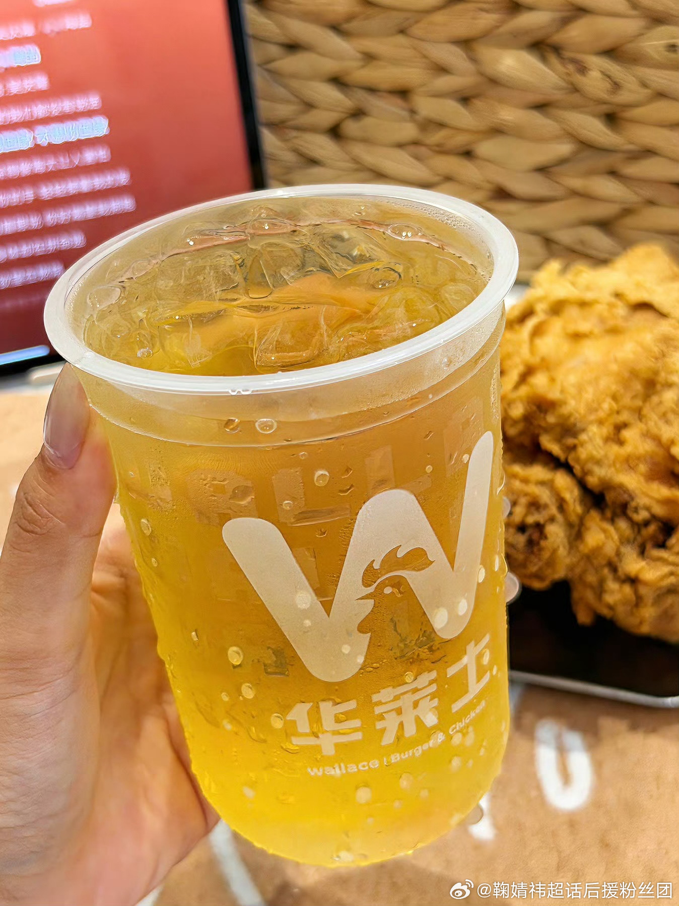 今夜足球专家认准全鸡专家  🌙宅家独居的深夜快乐，是华莱士给的！🍗✨结束一天