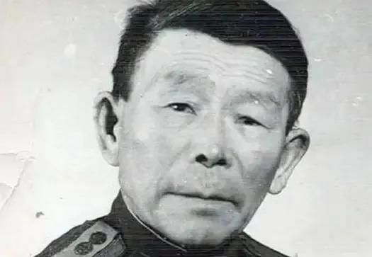 1941年，一位身材矮小的普通木匠走进军营，被分配到炊事班做了一名火头兵，谁也不