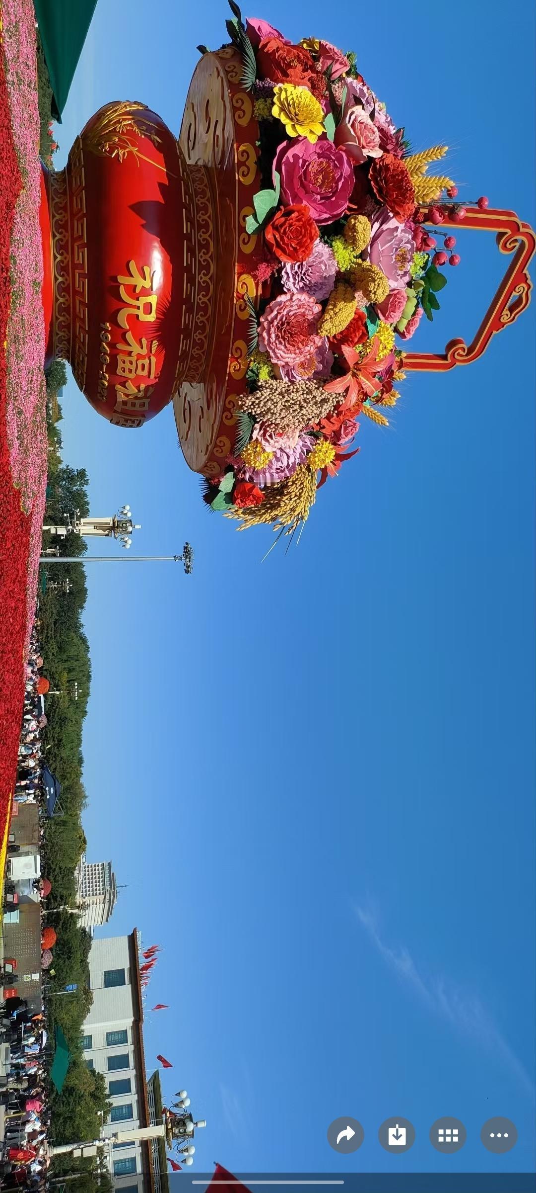 惊艳的巨型花艺装置，绽放春日里的美丽！🌸💐🌺