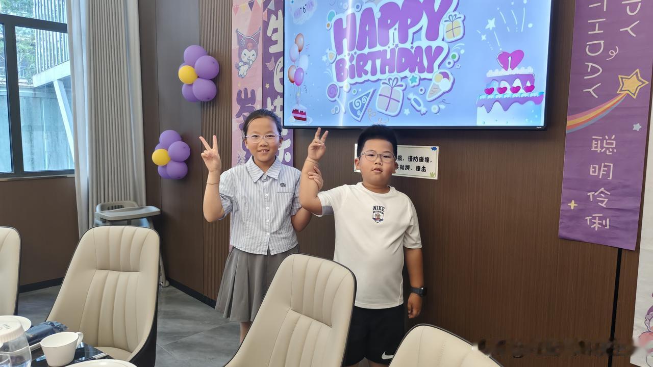 青岛退休大姐家里有一对孙子和孙女，凑齐一个好字，姐姐配弟弟，标准的姐弟组合。
