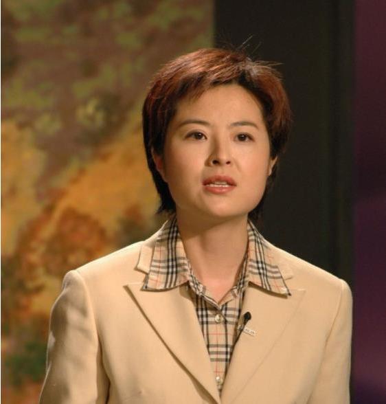 2002年，张泉灵在阿富汗十几天没洗澡，浑身酸臭难受。她实在忍受不了，便对一位阿
