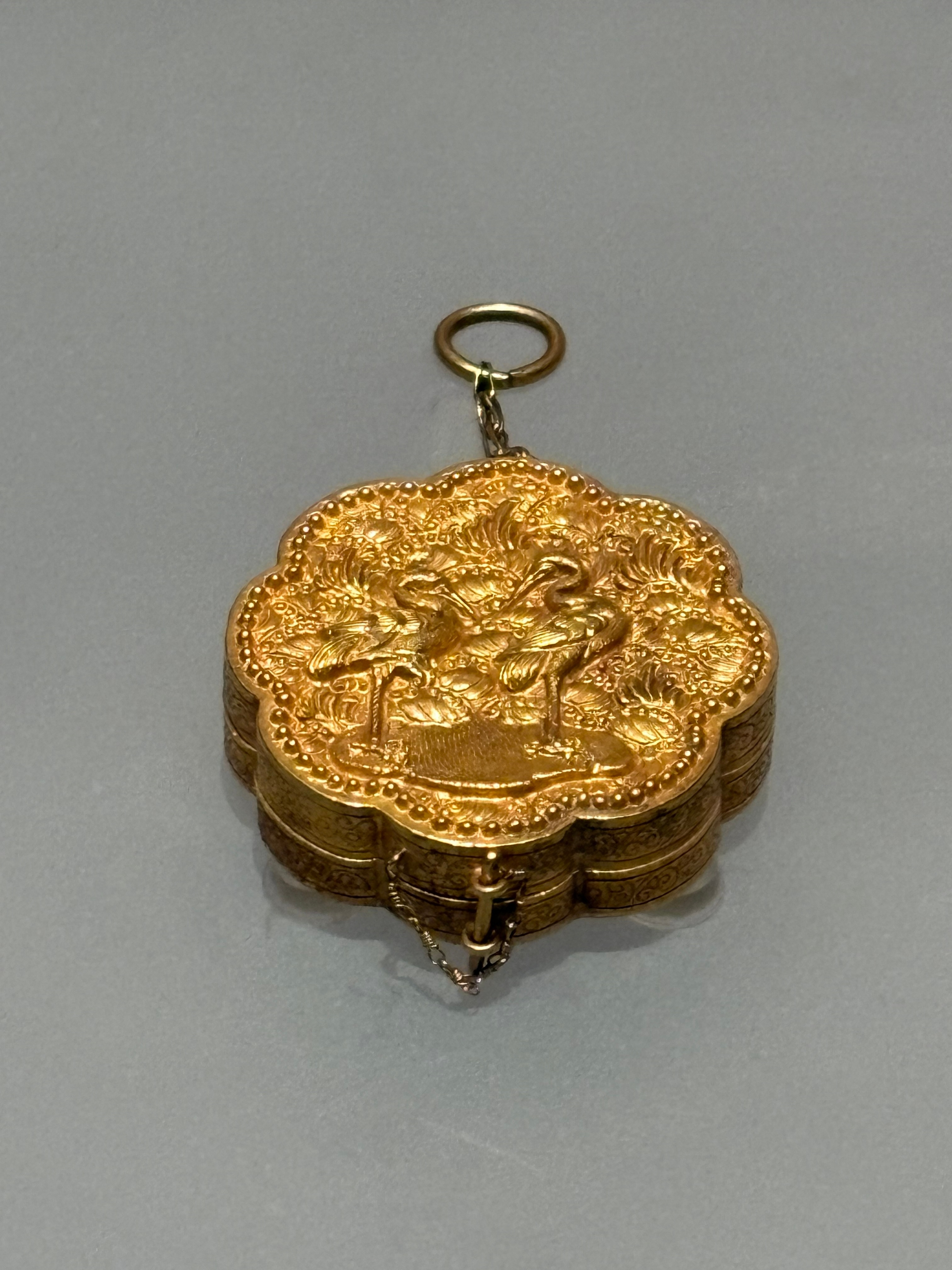 内蒙古考古所藏通辽市奈曼旗青龙山镇 陈国公主和驸马合葬墓出土的辽代：八曲连弧形金