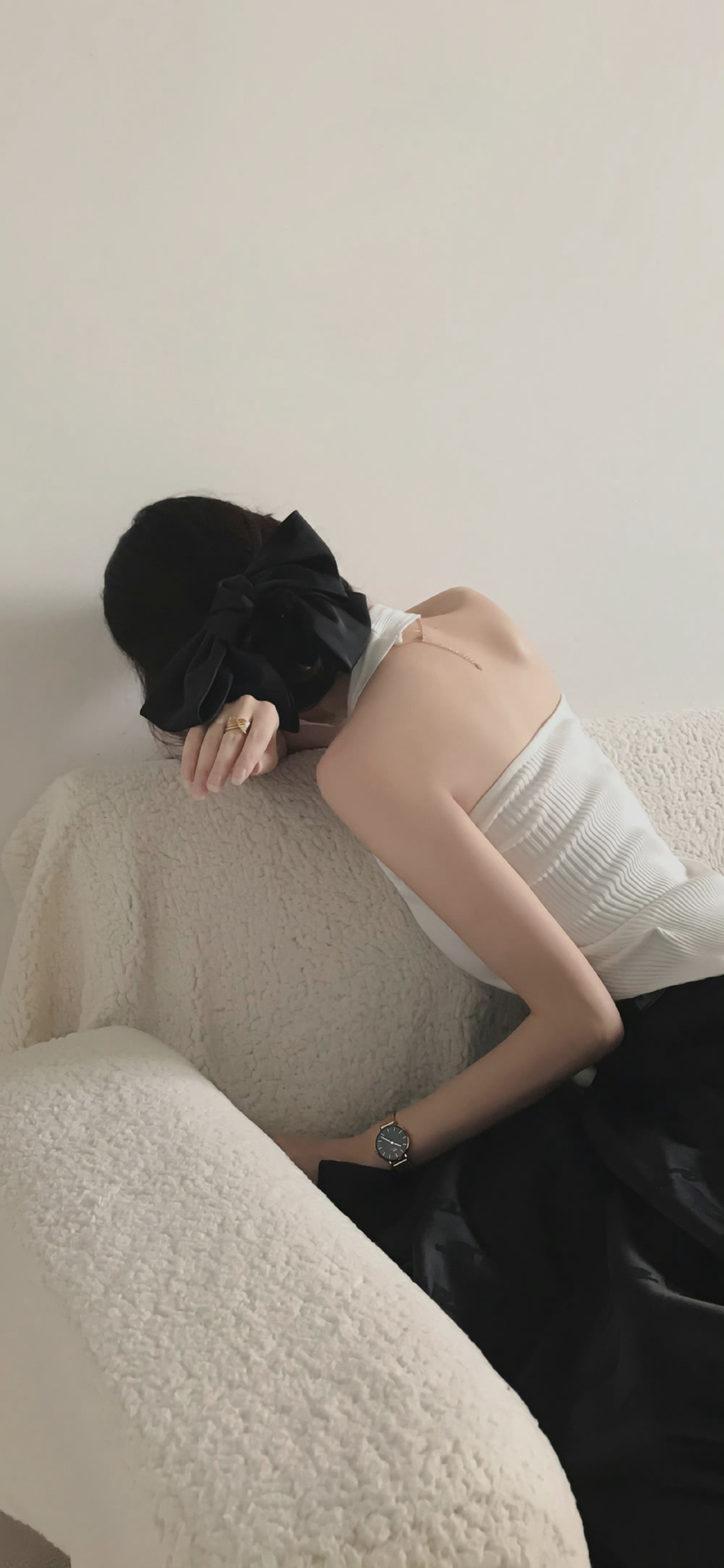 记住，不要做廉价的自己，不要随意去付出，不要一厢情愿去迎合别人，圈子不同，不必强