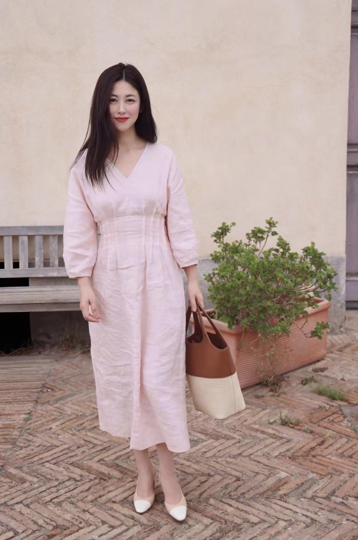 朱珠姐姐这身穿搭风格，舒适自然中不失精致感，色调温柔清新，非常适合度假场景。
朱