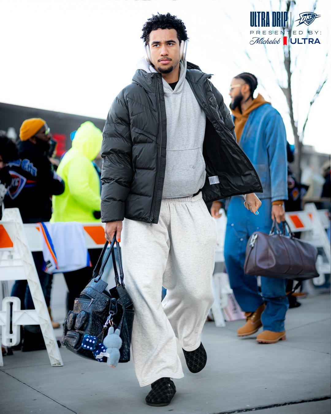 雷霆vs活塞的比赛即将开始，马戴派出的首发是：卡森华莱士、以赛亚乔、多尔特、阿龙