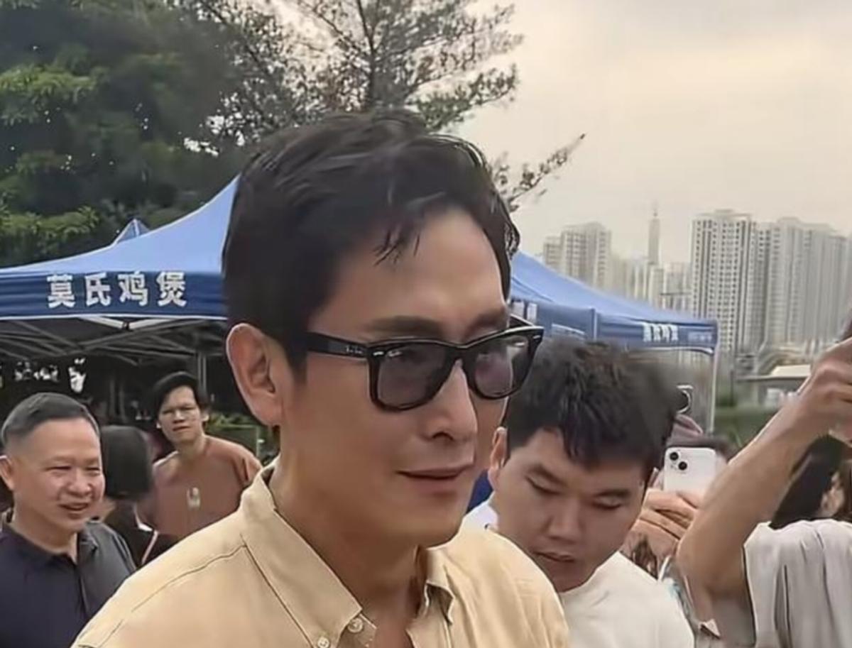 香港明星都以为自己很有面？最近好多香港明星打卡莫氏鸡煲，李国麟去找老莫吃鸡，没找