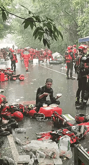 今天（9号），一位在广西贵港参加救援的消防员在雨中吃盒饭的视频让很多人泪奔，评论