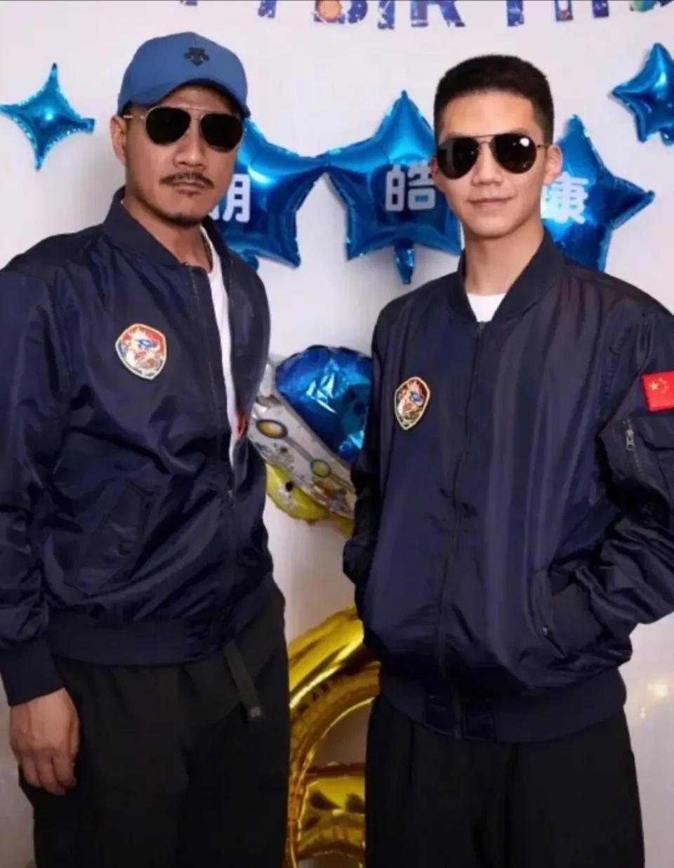 胡军儿子17岁，现在站在胡军身边都跟他一般高了

康康长大了
一身正气💪
身上