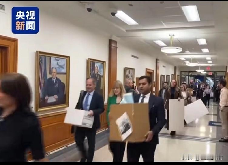 不满五角大楼采访新规，记者集体打包走了人，新规遭没体检集体抵制
西方人白宫的民主