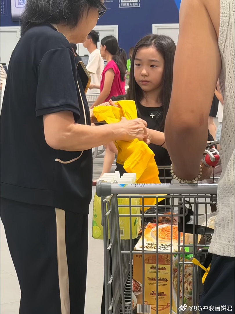 小酒窝和奶奶爸爸一起逛超市，这个打扮就比较正常 