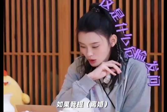 外网称奚梦瑶维秘秀是艺术
奚梦瑶时隔八年重返维密T台，身披鎏金薄纱巨翅压轴登场，流光翼展随台步舒展，
