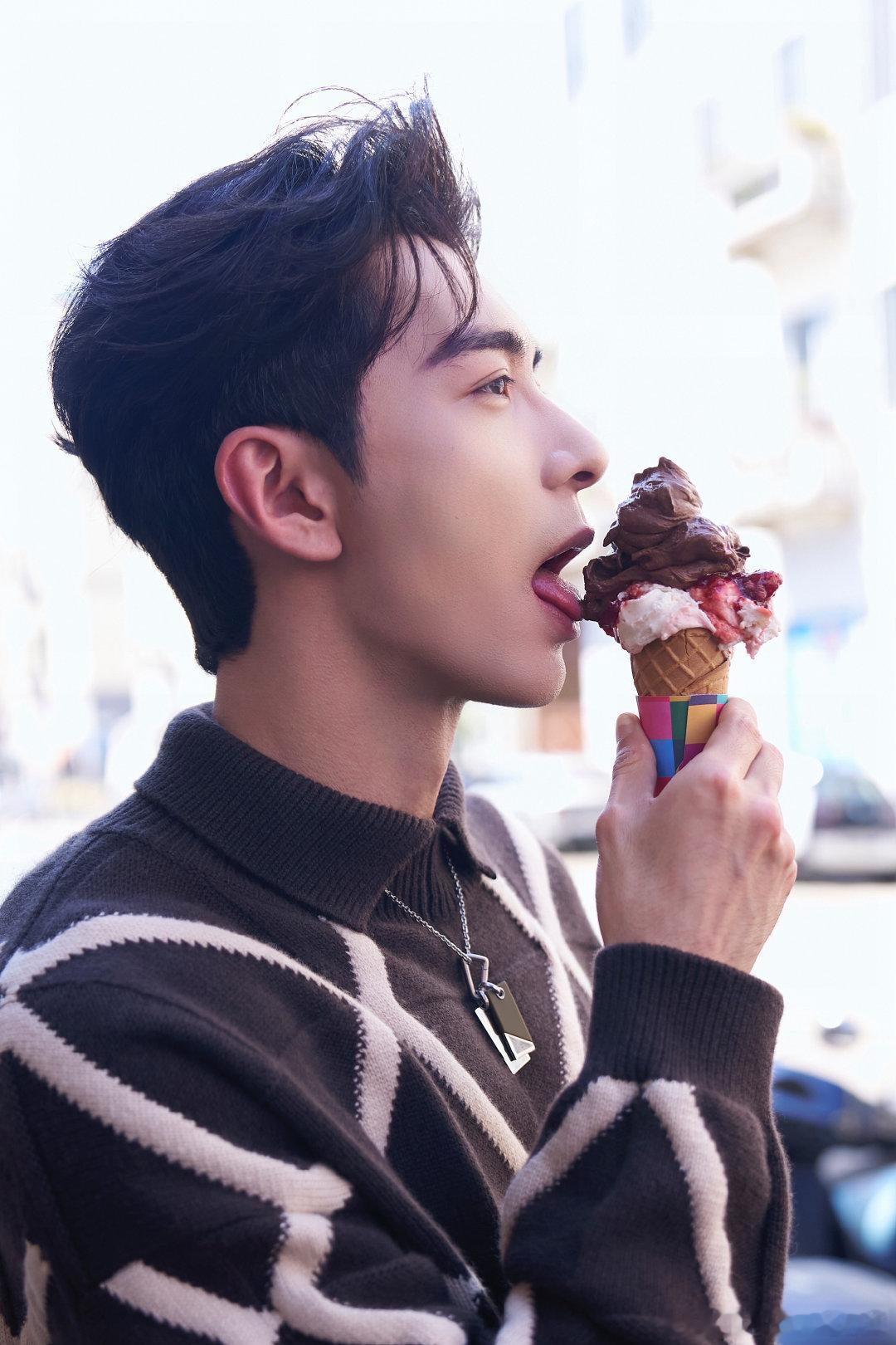 陈星旭工作室营业，一口炫一个冰激凌🍦，甜度爆表[太开心] ​​​