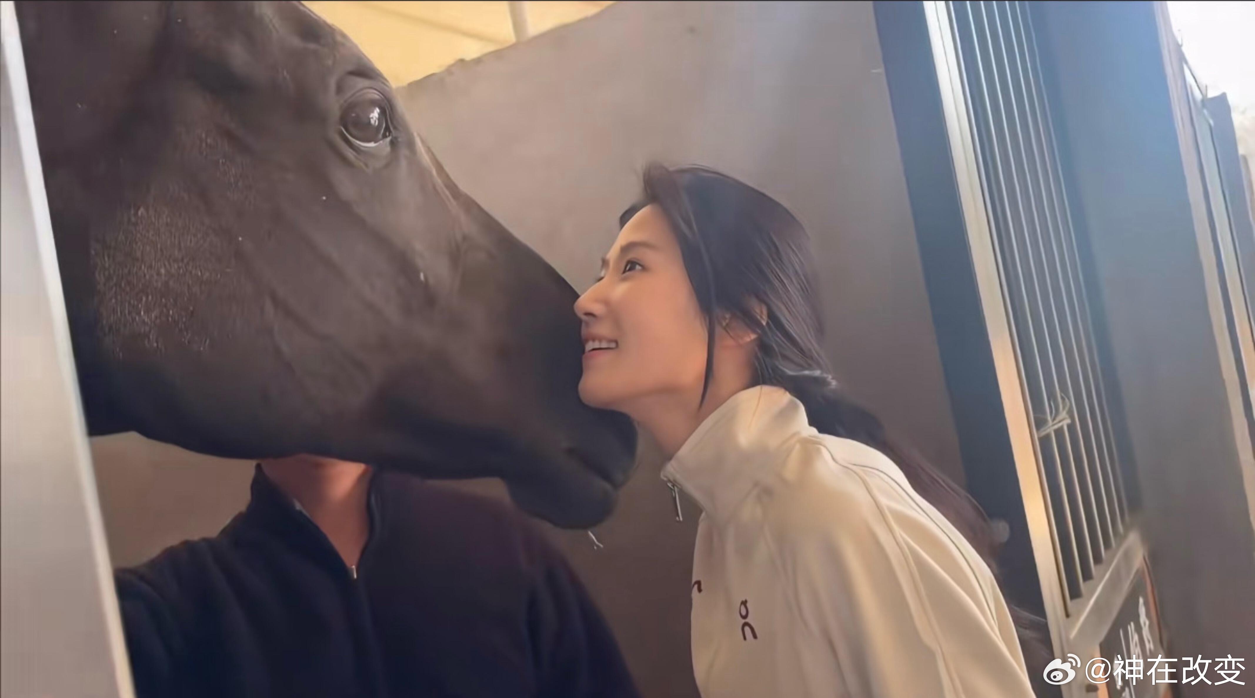 卢昱晓  卢昱晓欣赏的目光 不应该被定义为花痴卢昱晓不是色迷，她的目光真诚炽热的