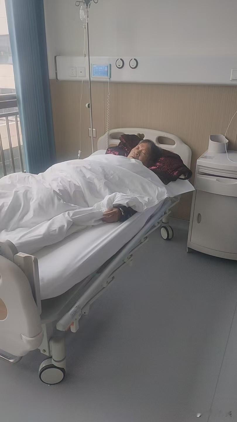 人的衰老仿佛是一夜之间的事！
去年的母亲还走路带风，两眼有神，骑个三轮车和邻居们