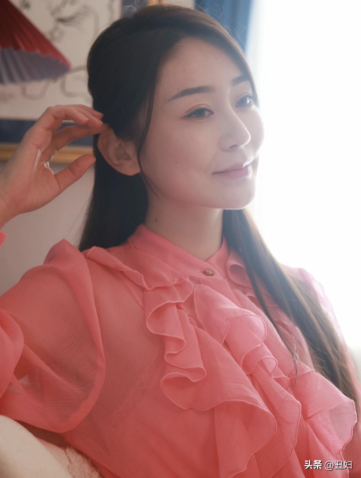 怎样穿搭知性又显身材?温柔甜美的粉红色连衣裙，散发着优雅与自信的气息。