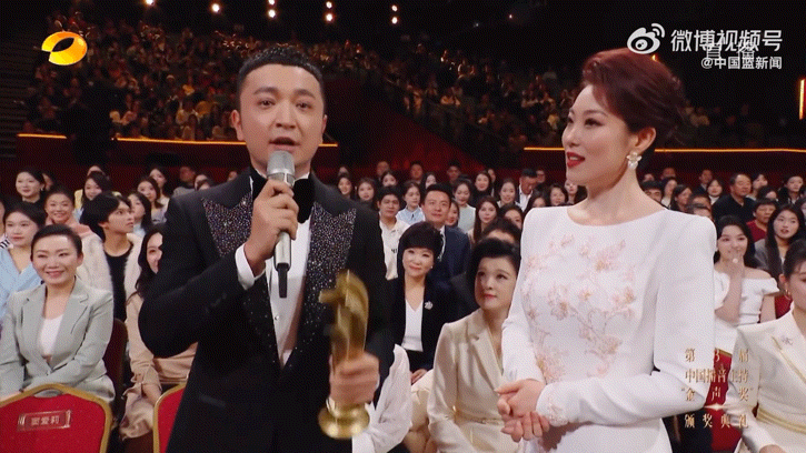 尼格买提首谈名字含义尼格买提这段感言一秒都不用剪2025年金声奖颁奖典礼上尼格买