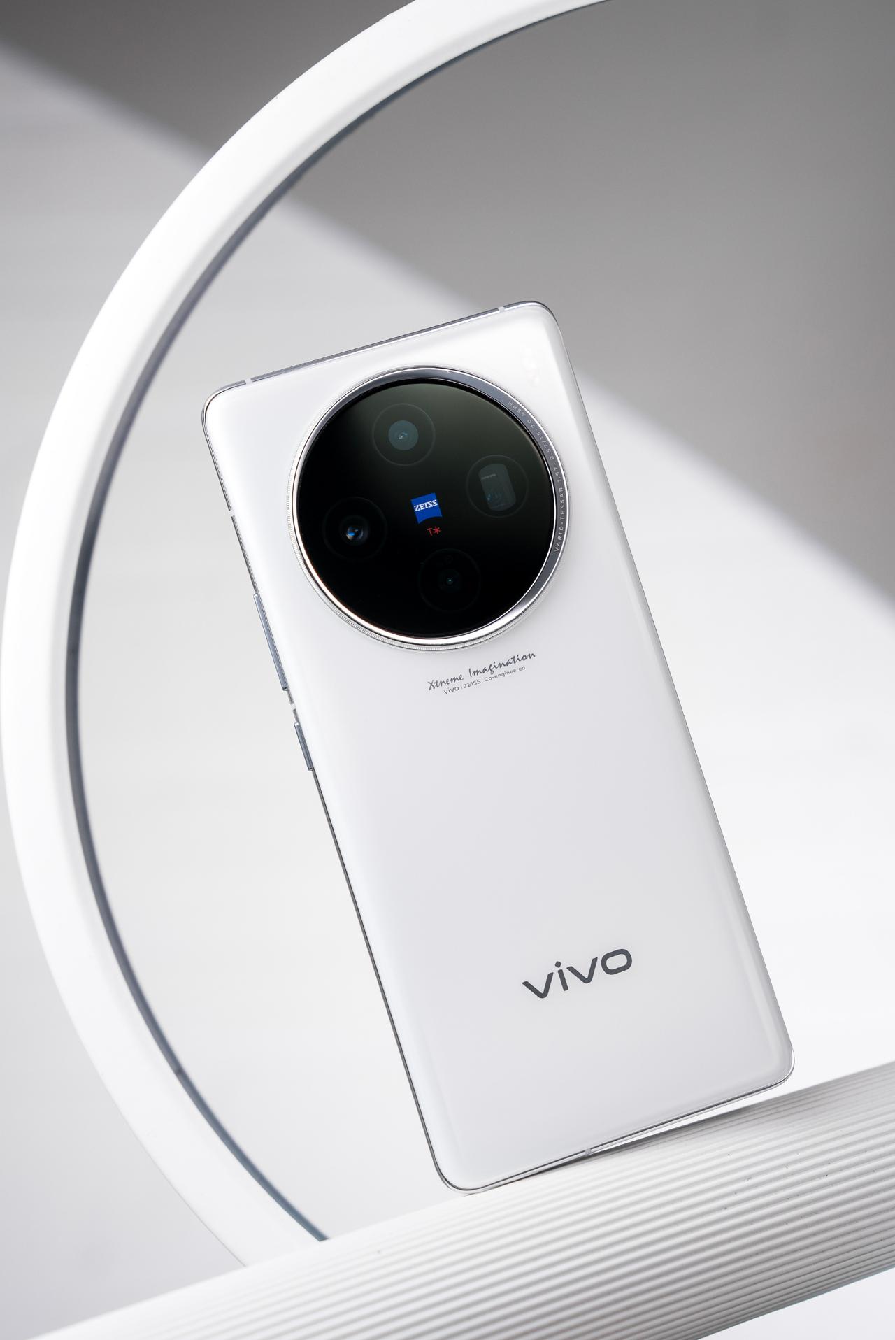 我宣布，今年最好看的白色手机vivo X100！蓝厂的机子颜值就是高，每代X系列