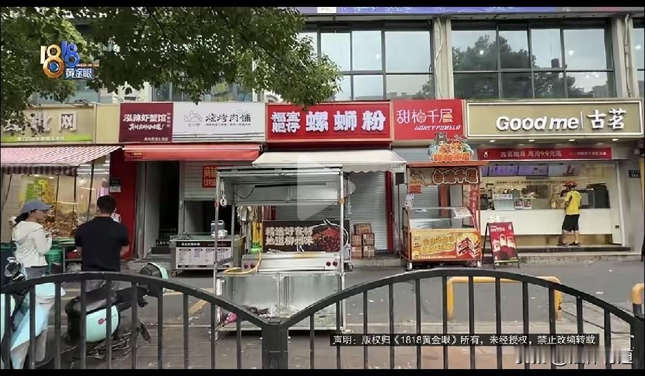 在人行道上摆摊，每月交3000给店铺！杭州余杭同顺街，周师傅在店铺门前的人行道上