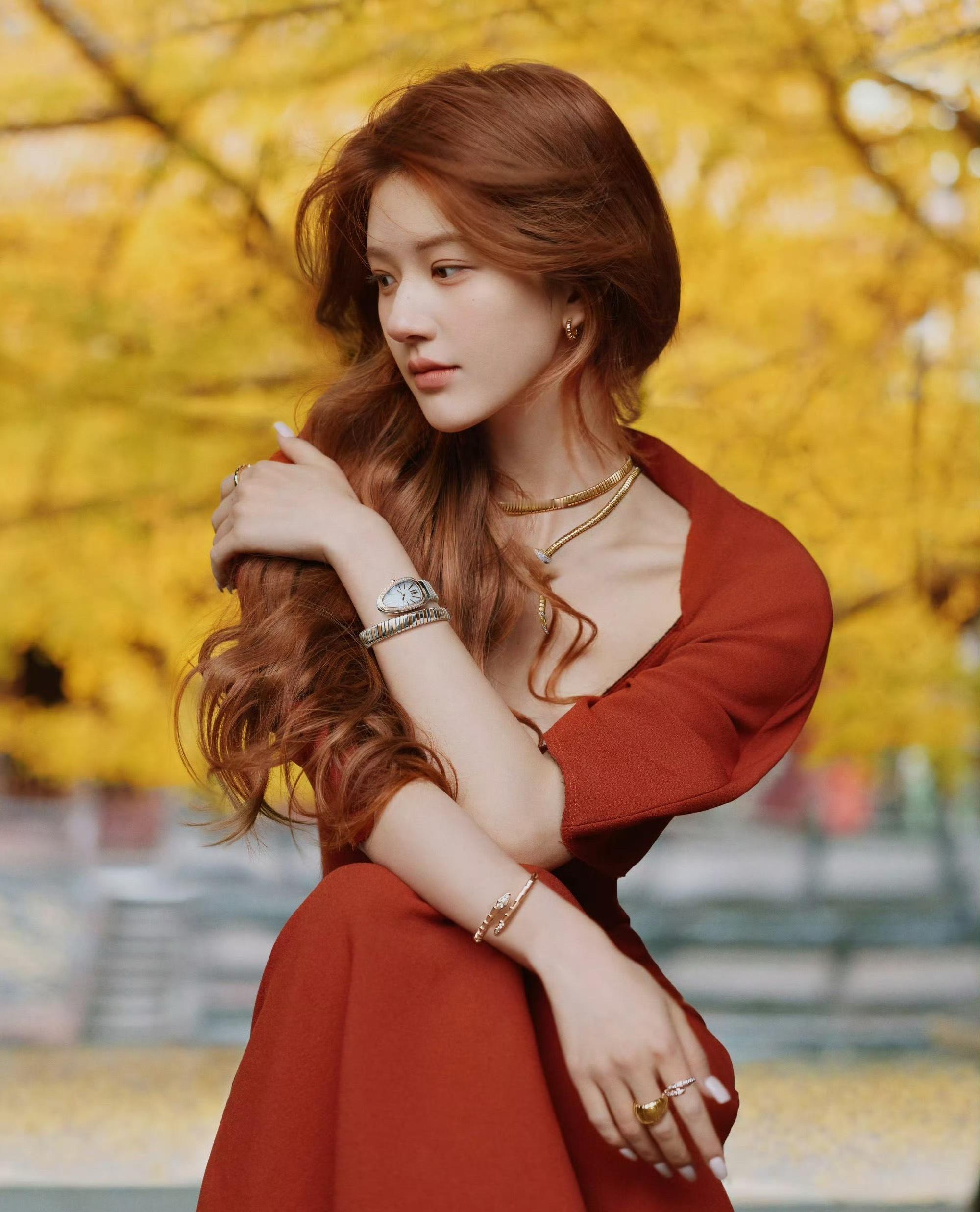 woc！赵露思上城士拍的绝好，有大花的气质了，很岁月静好的感觉，真红气养人啊，她