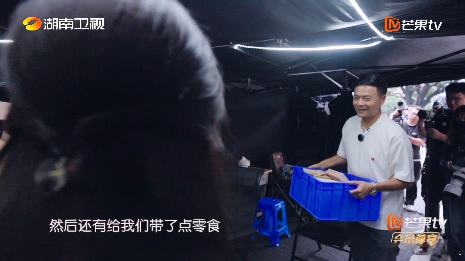 中餐厅灿如繁星梦幻联动 中餐厅 林述巍大厨去《灿如繁星》剧组探班虞书欣啦，大家用