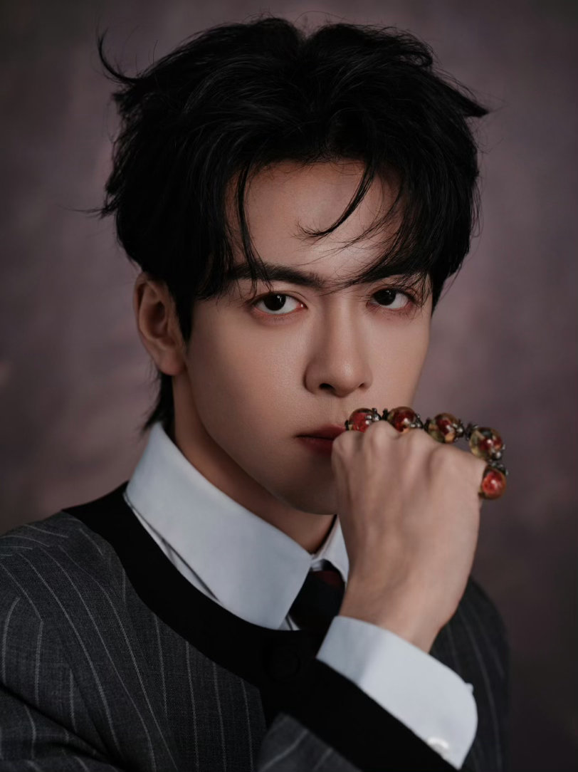 曾舜晞眼里真有活曾舜晞直播边吃播谁懂啊！曾舜晞这波直播情商拉满！先给鞠婧祎扇风，