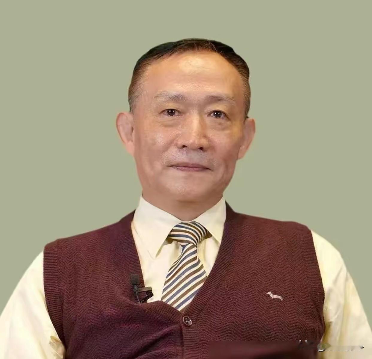 大家停止讨论这个话题吧！我都开始替卢麒元老先生担忧了，卢老把黑色幕布掀开一角，露