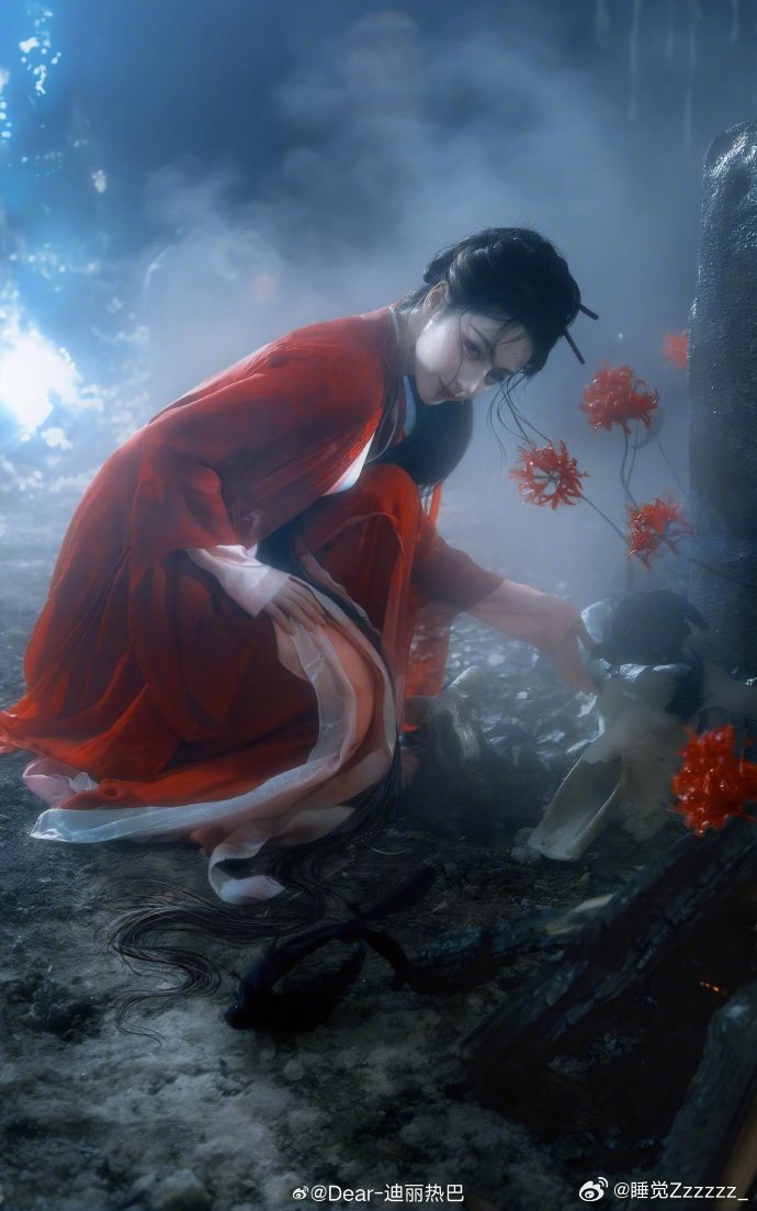 迪丽热巴鬼王妆是自己的想法贺思慕美妆博主的时候迪丽热巴亲手设计鬼王妆，血迹妆效随