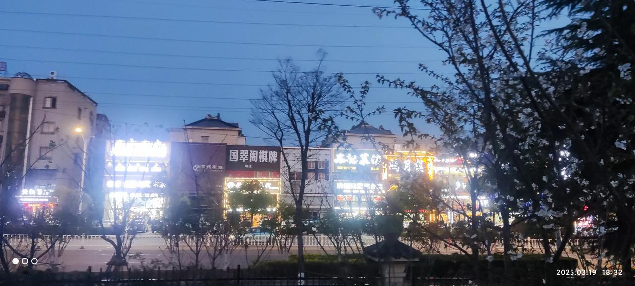 这不，睡梦中醒来。。。

劝人易，劝己难
谁是谁非谁执念
念谁寻诗意
扪心自安澜