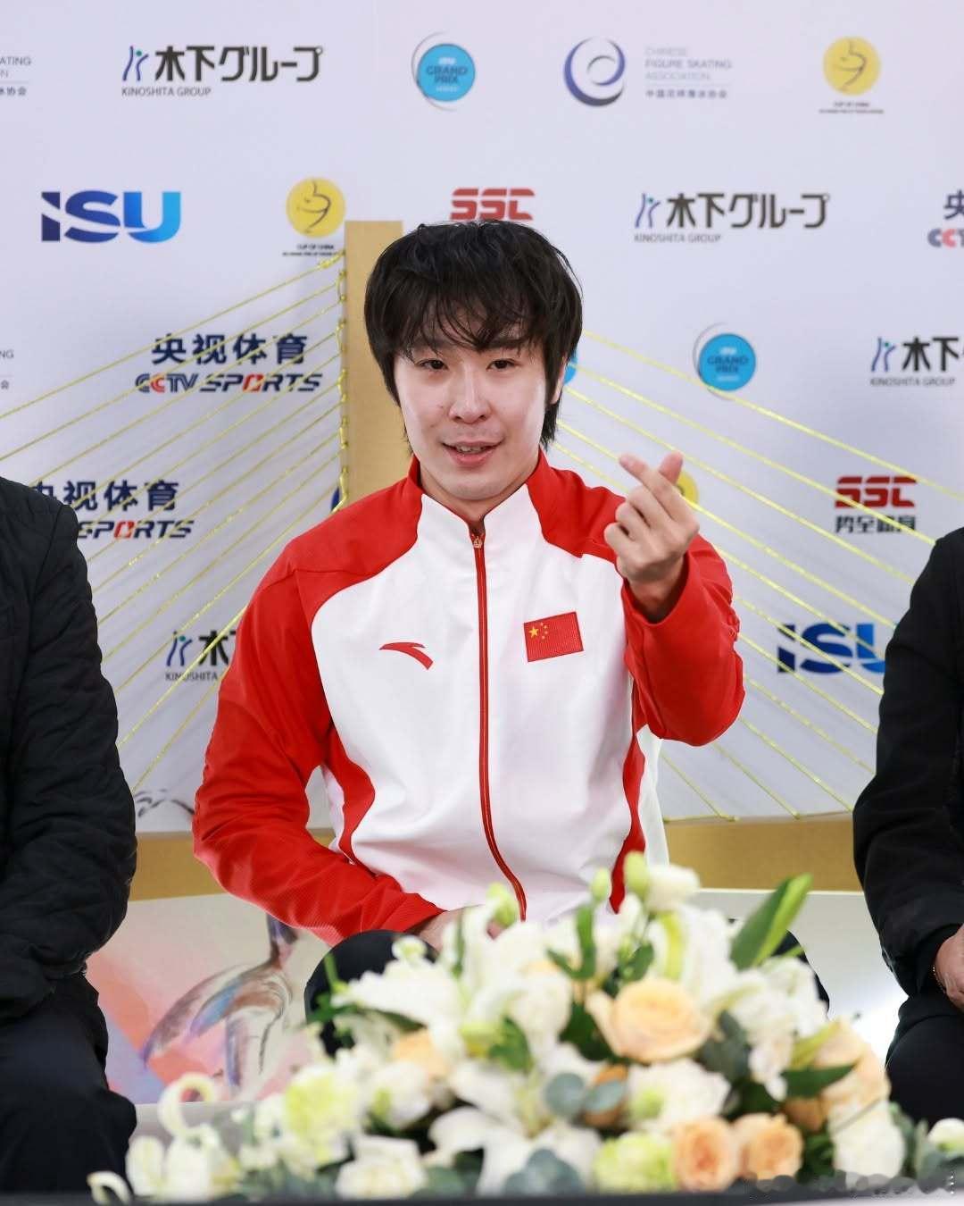 风格各异的🫶，传递着同一种心意❤️ISU 花样滑冰 比心 体育摄影 ISU国际