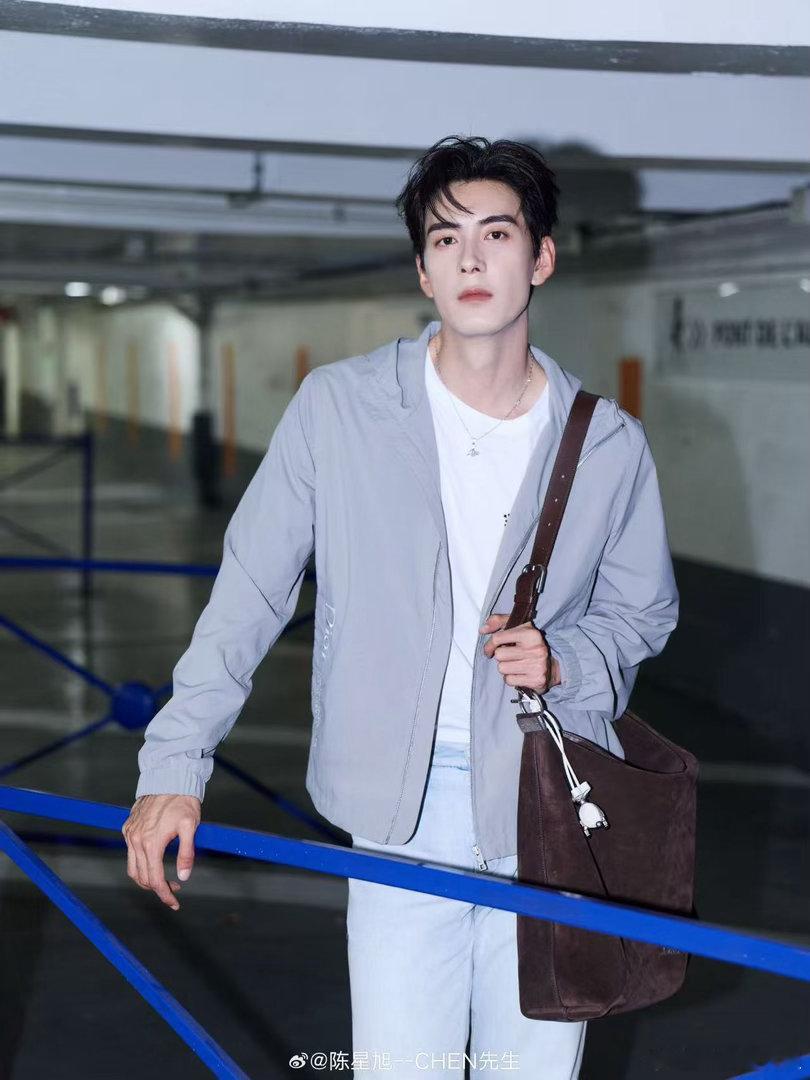 陈星旭来巴黎比回家还勤 高效切换跨国行程，辗转奔赴每一场时尚盛宴，状态始终沉稳亮