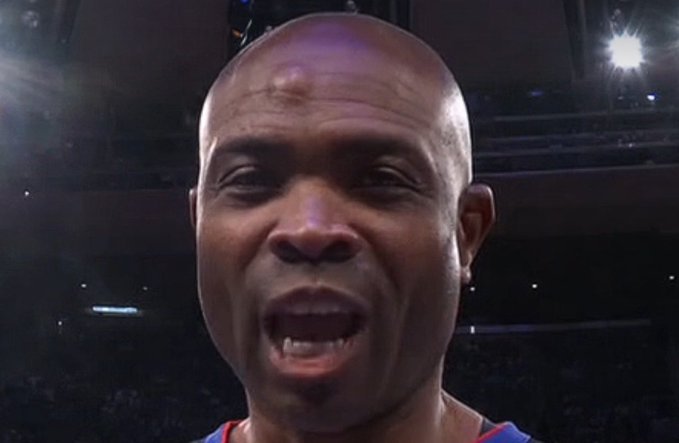 被文班误伤的裁判，额头肿了