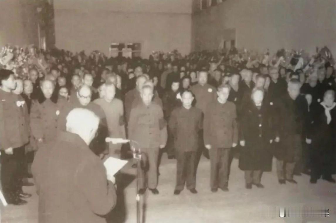 1978年12月27日，前排右起：史良、廖承志、邓颖超、方毅、胡耀邦、粟裕、宋任