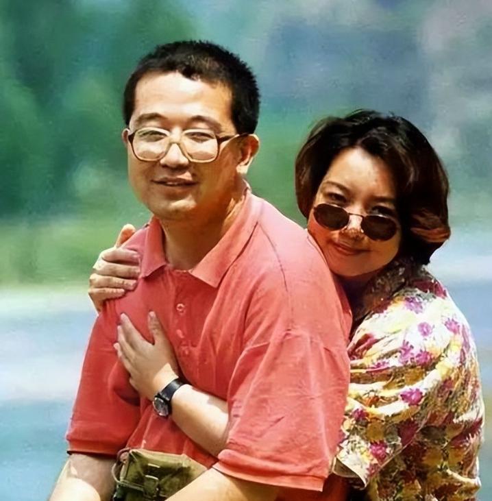 原来她就是唐师曾前妻，国内纪录片顶级导演，离婚20余年未再婚，他们却比很多夫妻走