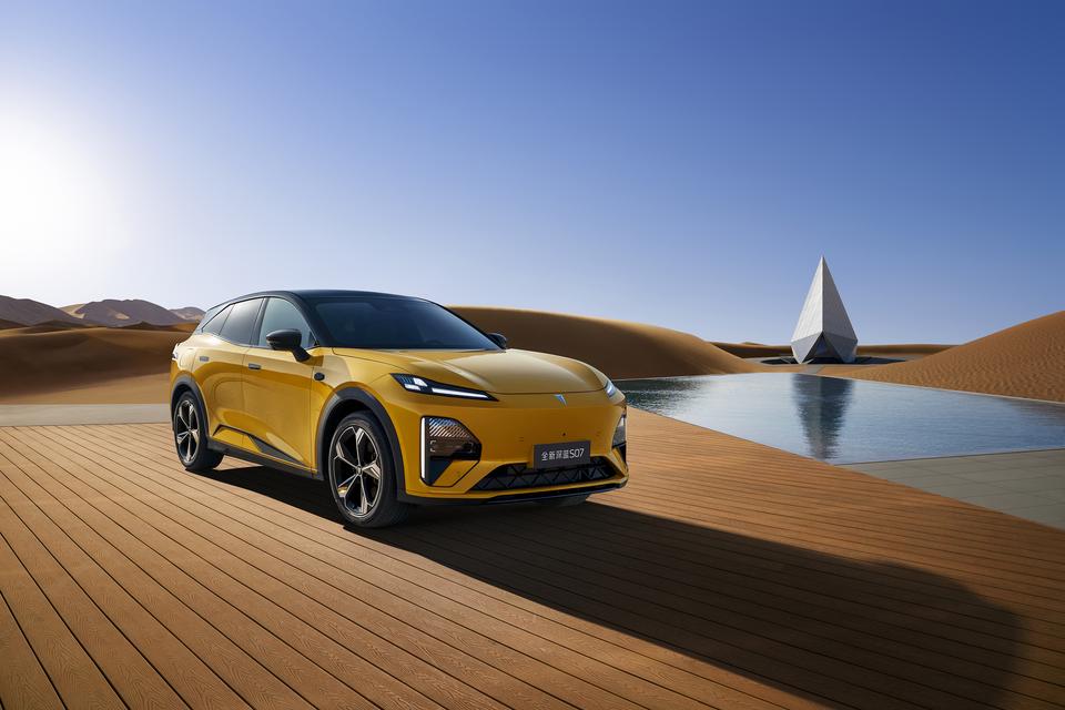 年轻人在新能源汽车的购买上，除了追求颜值之外，续航和智能化体验应该是最关键的，在