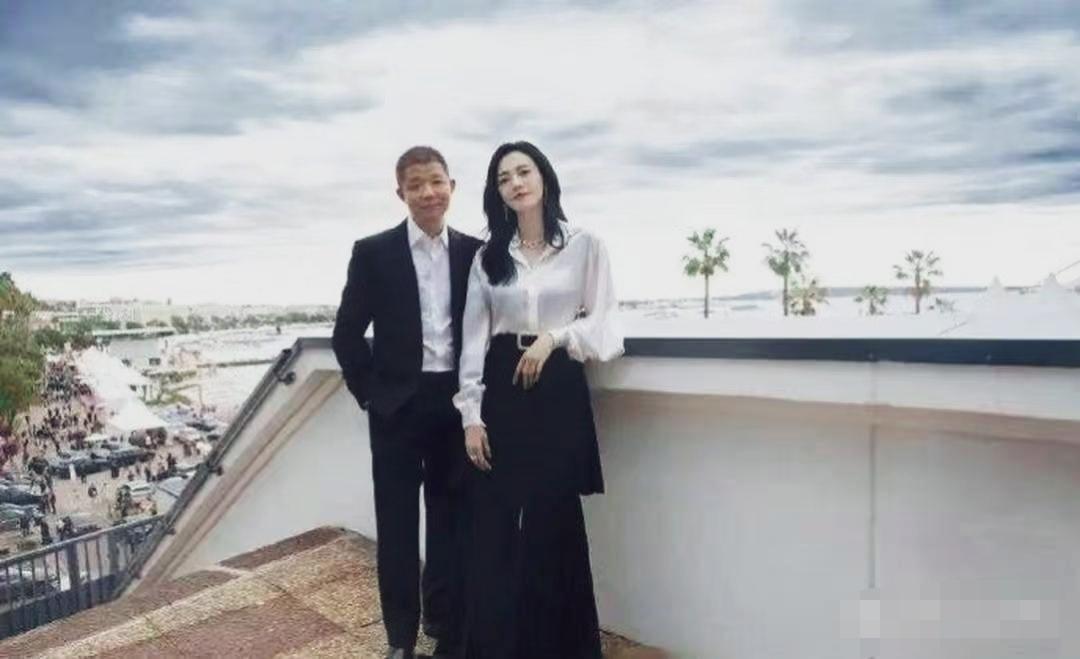 这么恩爱的夫妻，说离就离了，不可思议。