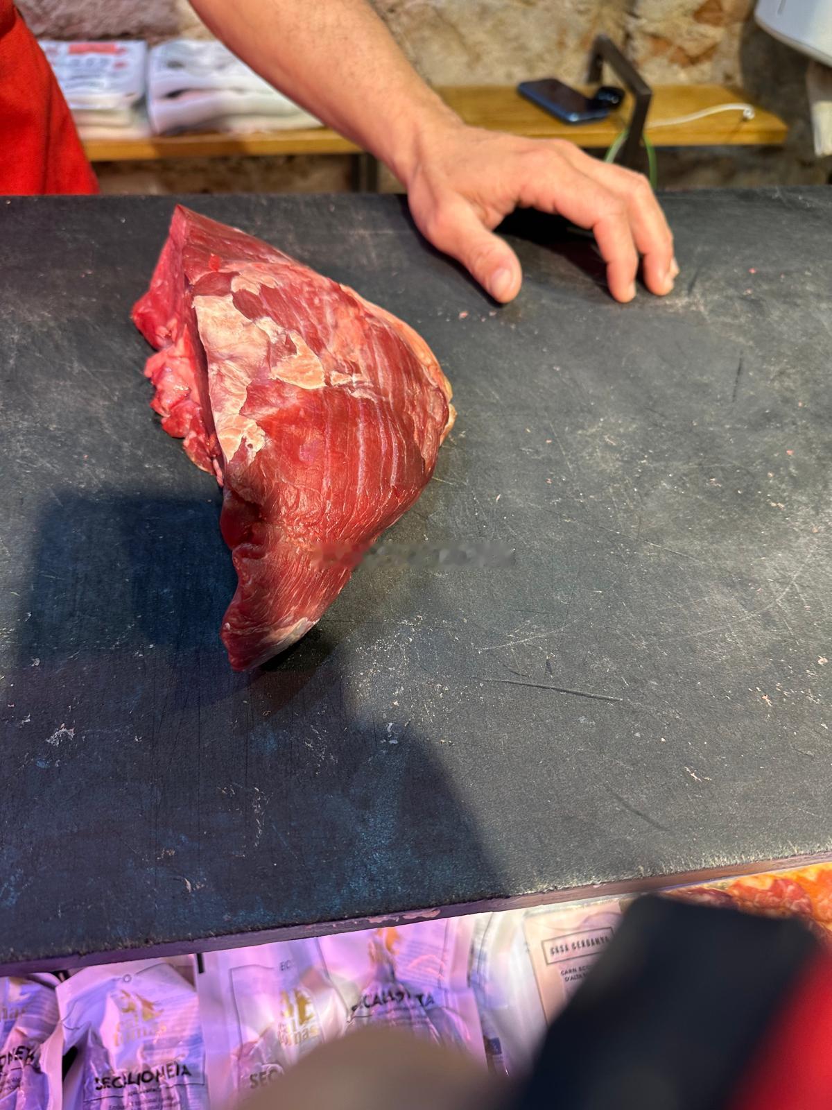 队友昨晚去肉铺买牛肉照片发来我觉得挺好的一块寻思回来就切大块 分包装好 能吃好几
