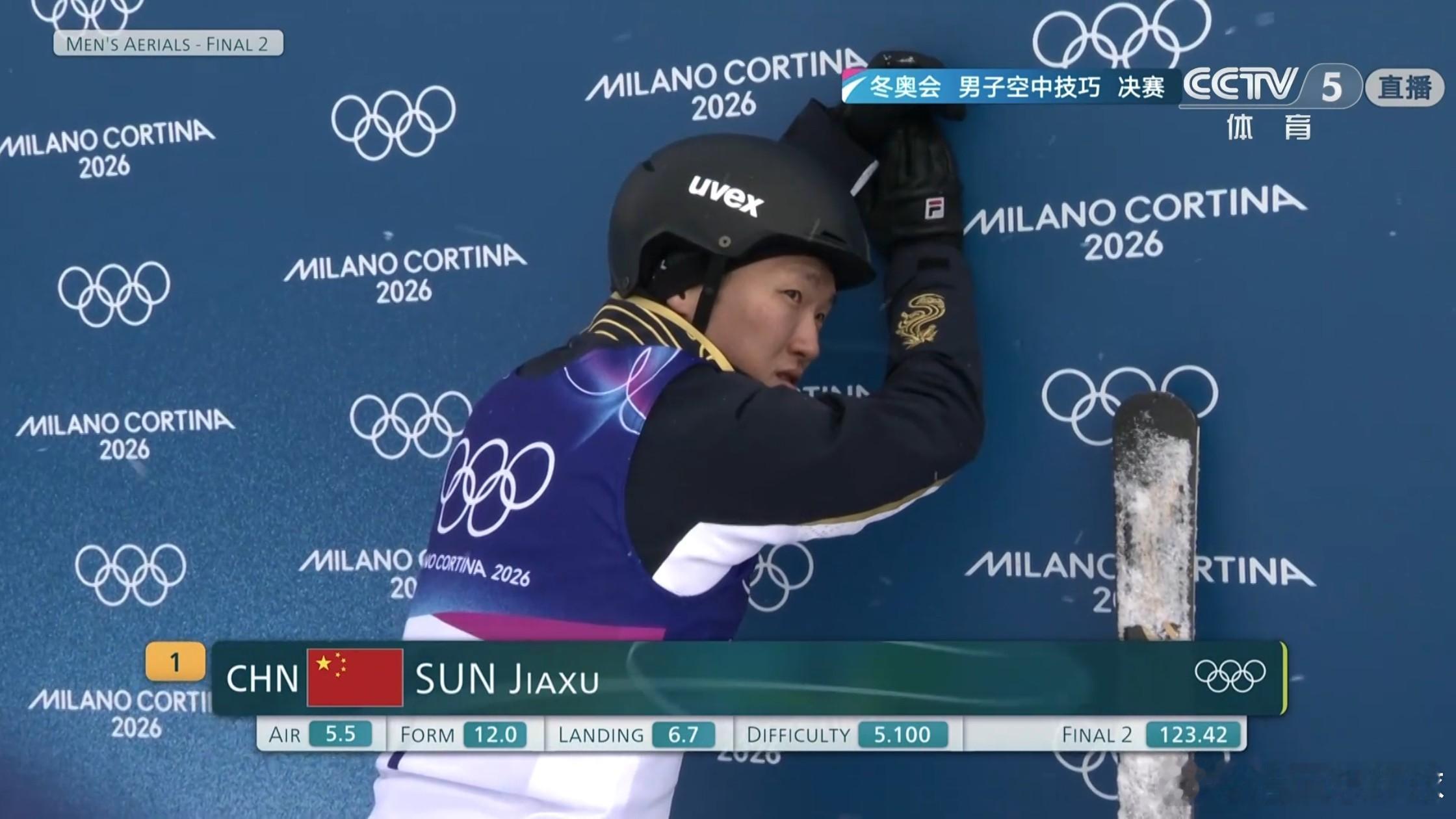 自由式滑雪男子空中技巧决赛 孙佳旭5.1难度完成，123.42分，很棒！ 